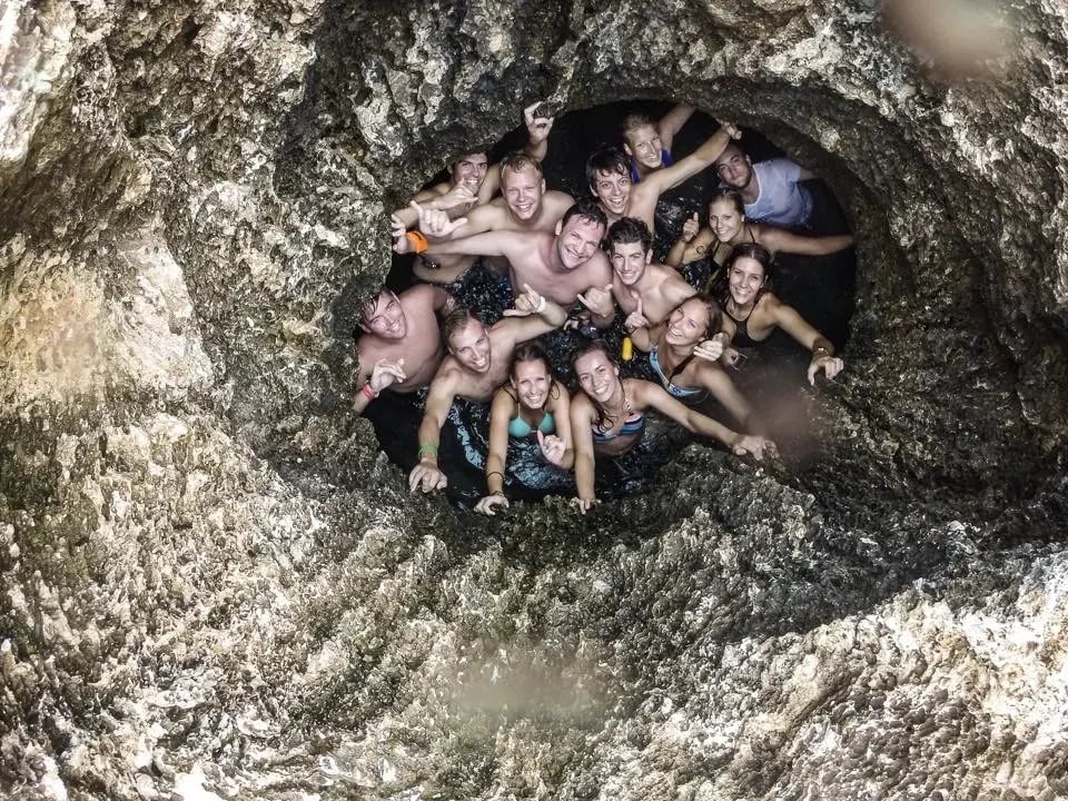 Gruppe von Studierenden in der mermaid cave auf Hawaii.