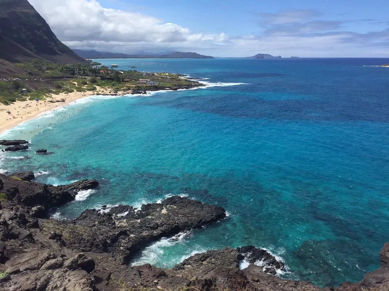 Panoramablick auf die Küste und das türkisblaue Meer von Hawaii.