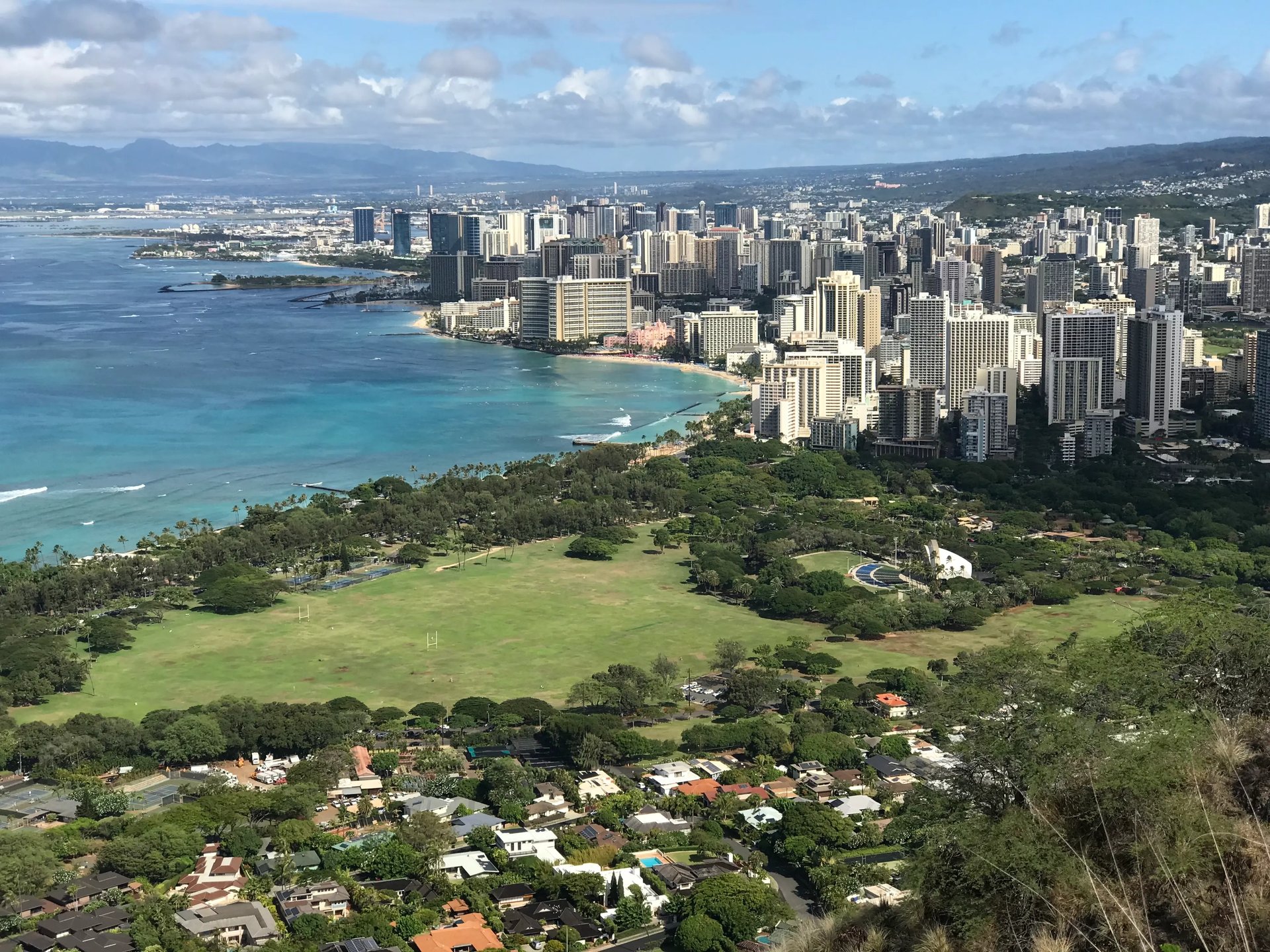 Panorama der Skyline von Honolulu mit Blick auf Waikiki Beach und den Ozean von dem Aussichtspunkt Diamond Head.