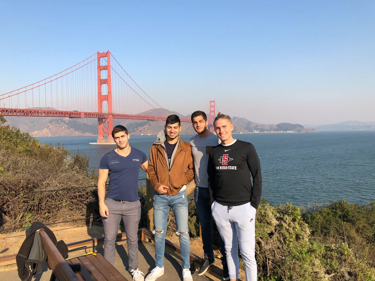 San Diego State University-Studentengruppe posiert vor der Golden Gate Bridge in San Francisco.