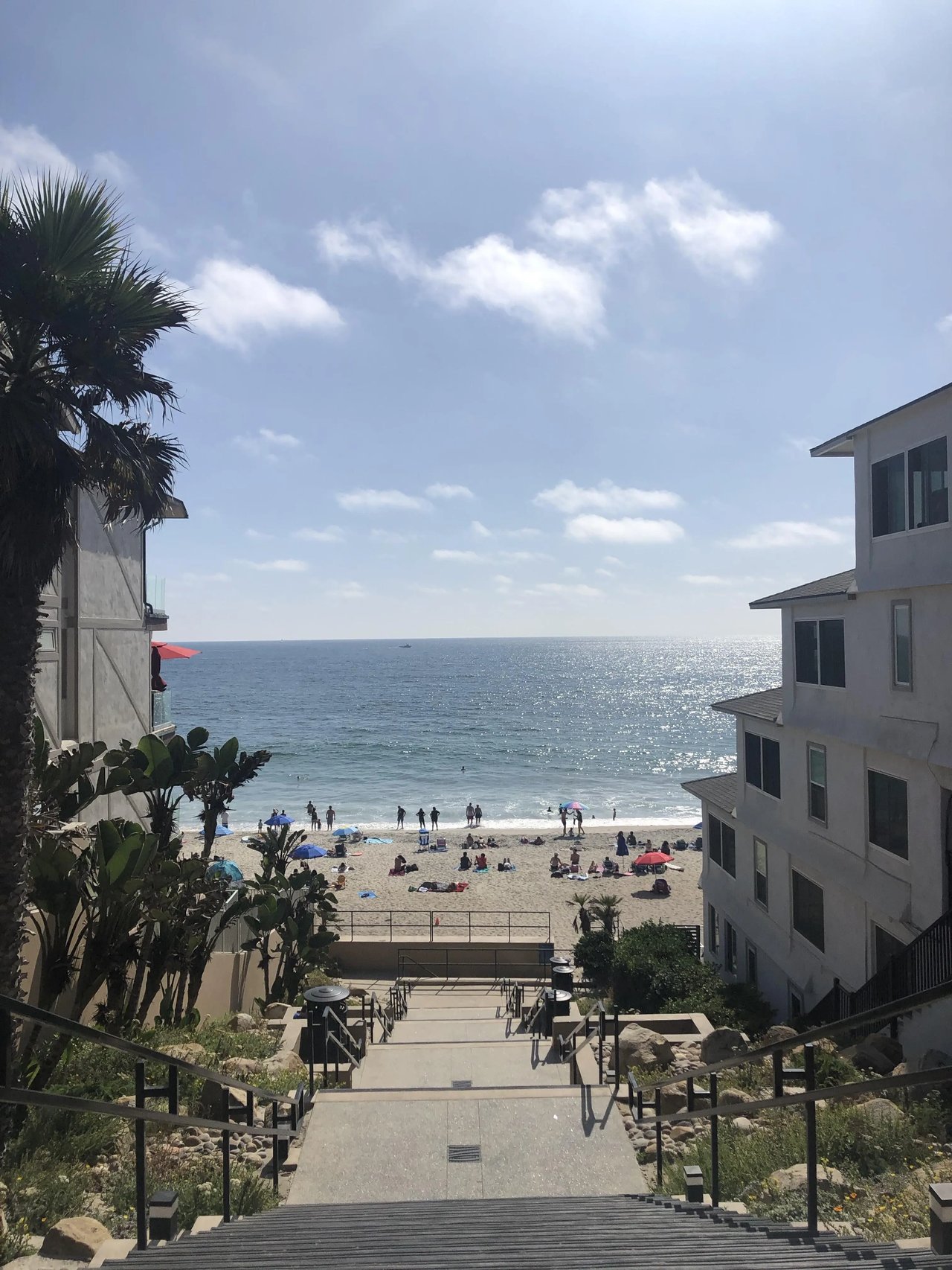 Blick auf einen Strand und das Meer in San Diego von einem Apartment aus.
