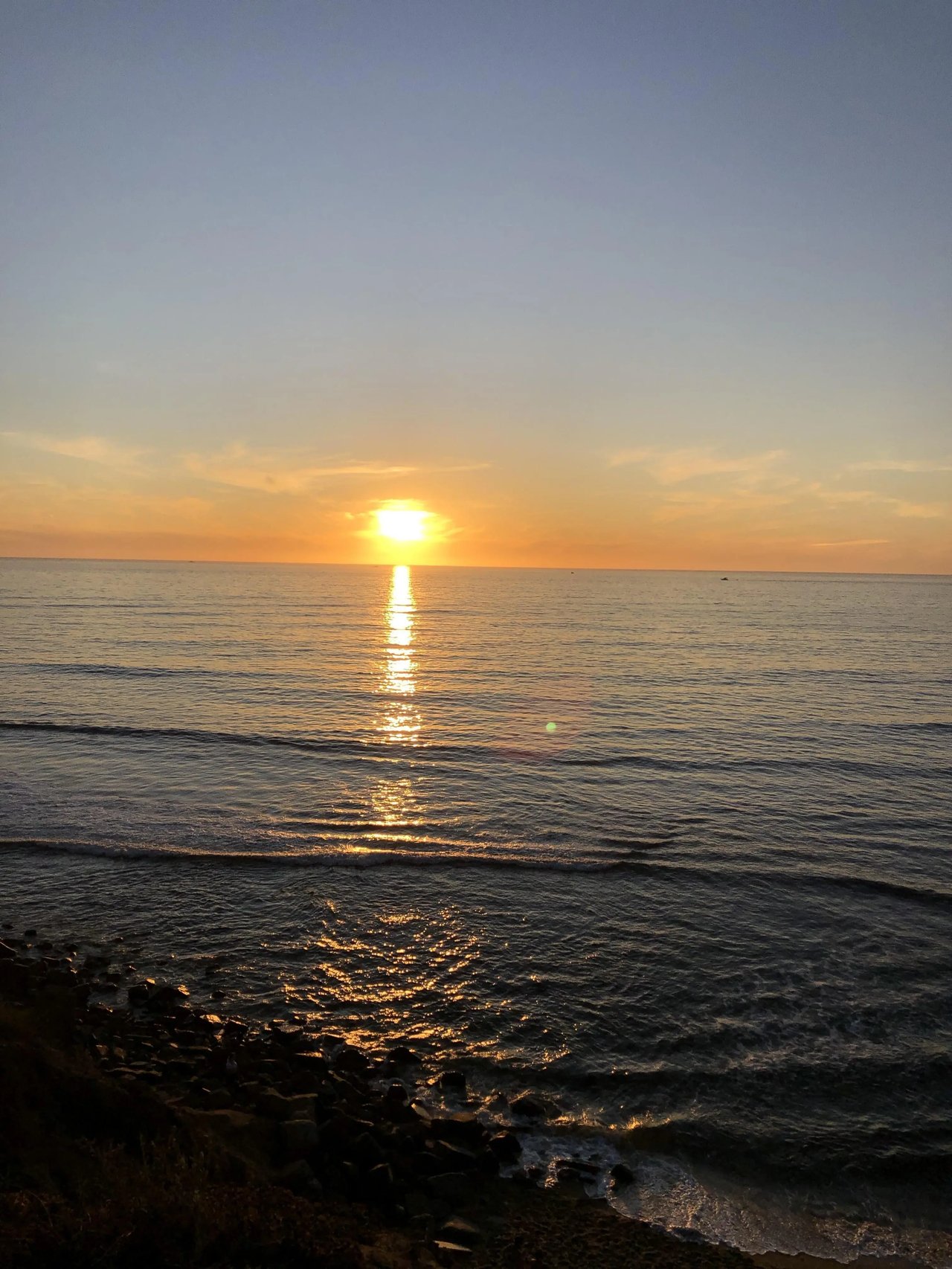 Sonnenuntergang am Strand in San Diego mit ruhigem Meer.