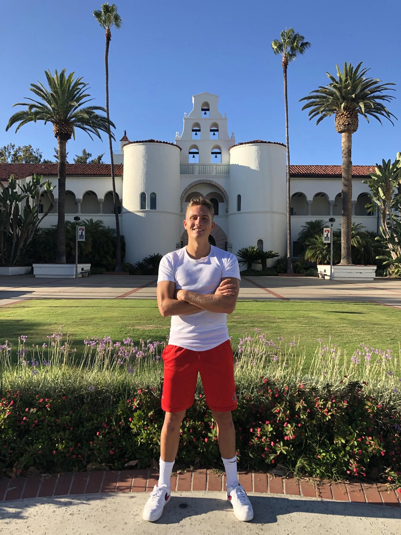 Student vor dem Hauptgebäude der San Diego State University.