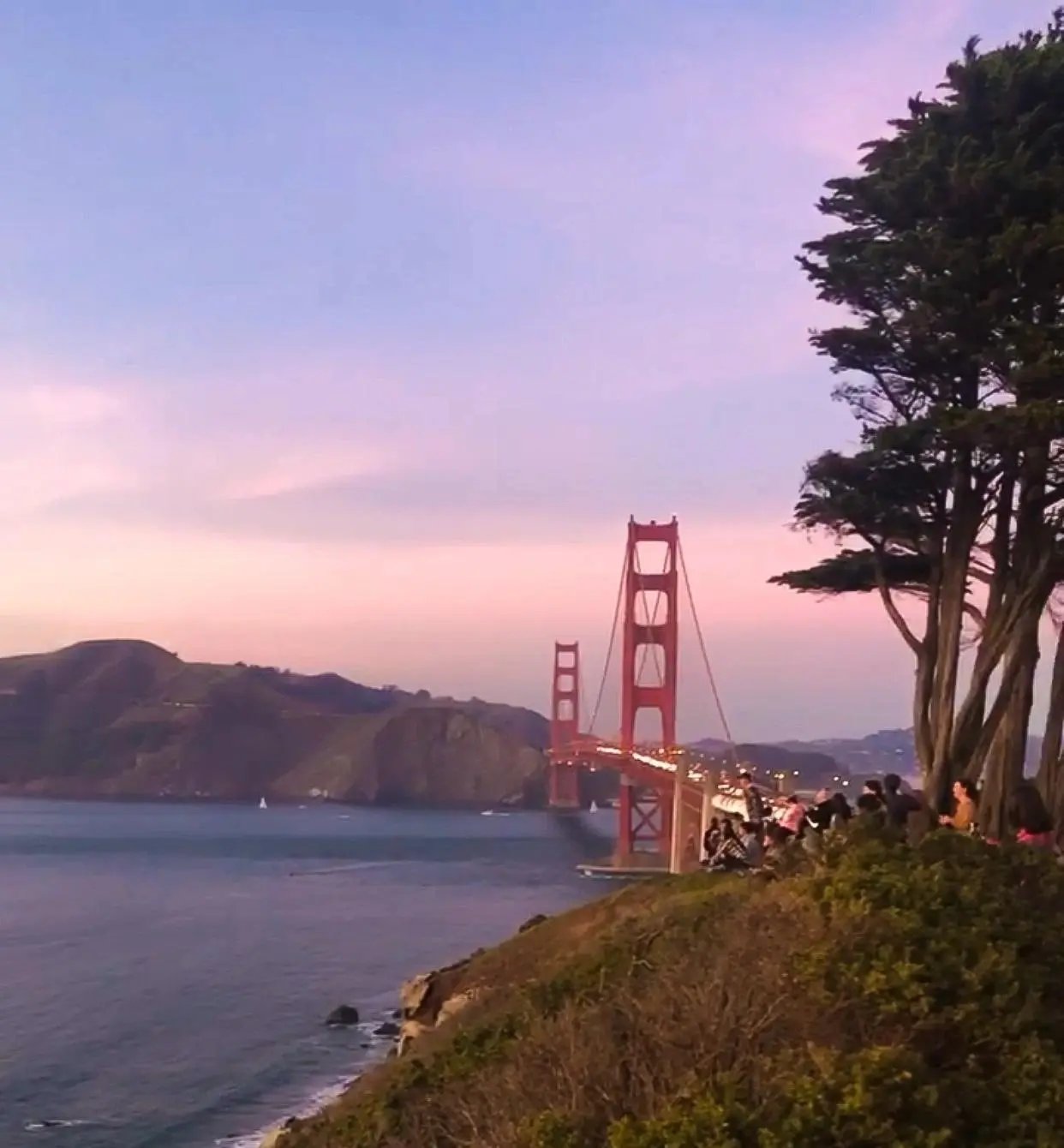 Die Golden Gate Bridge bei Sonnenuntergang in San Francisco.