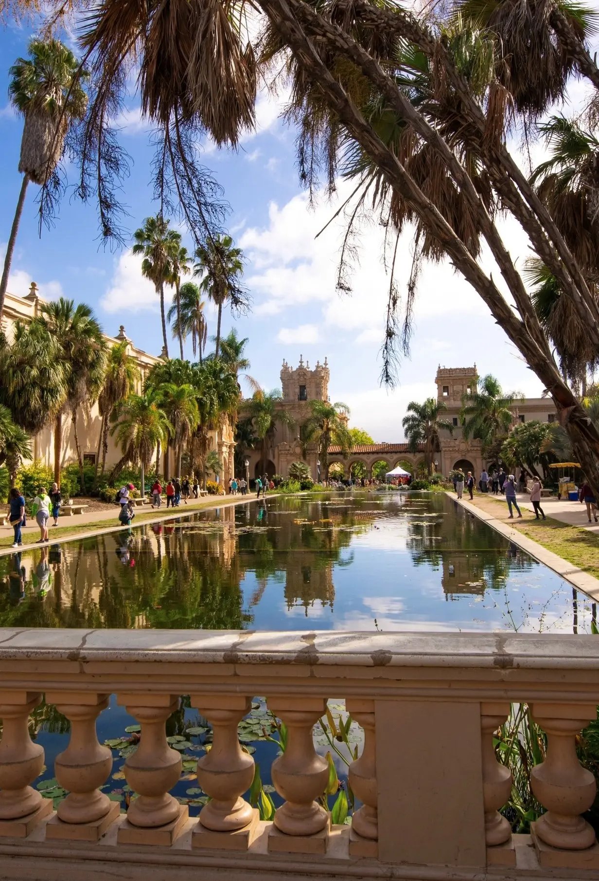 Historische Gebäude und exotische Pflanzen im Balboa Park, San Diego.