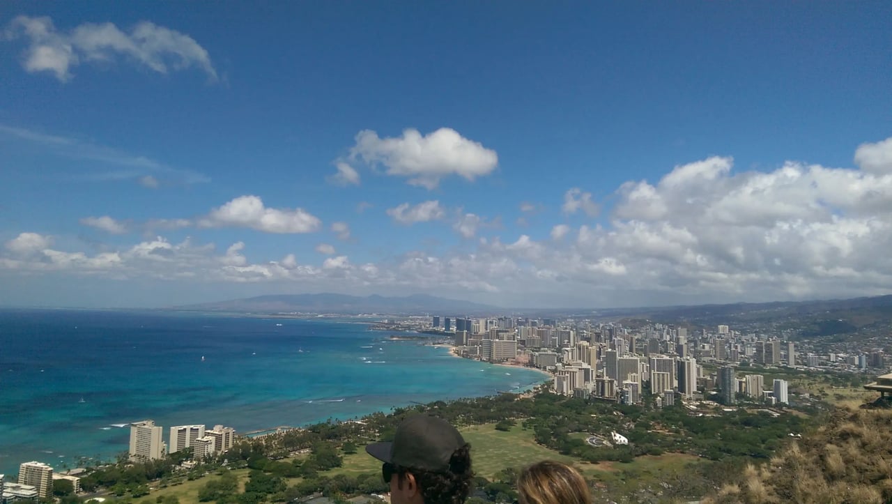 Panorama-Blick auf Honolulu und den Ozean vom Aussichtspunkt Diamond Head aus.
