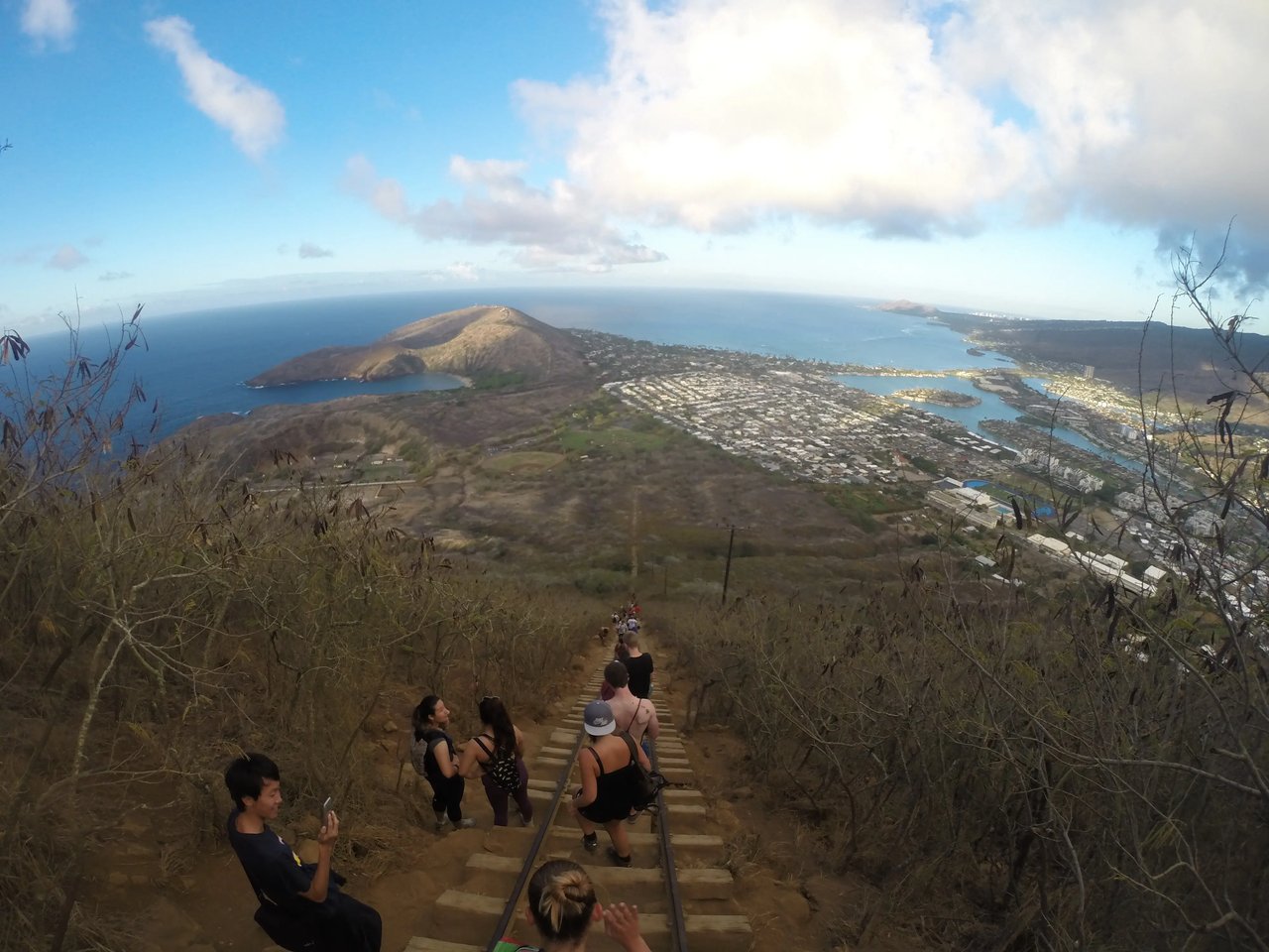 Wandergruppe auf dem Koko Head mit Blick auf Hawaii und die Küstenlinie.