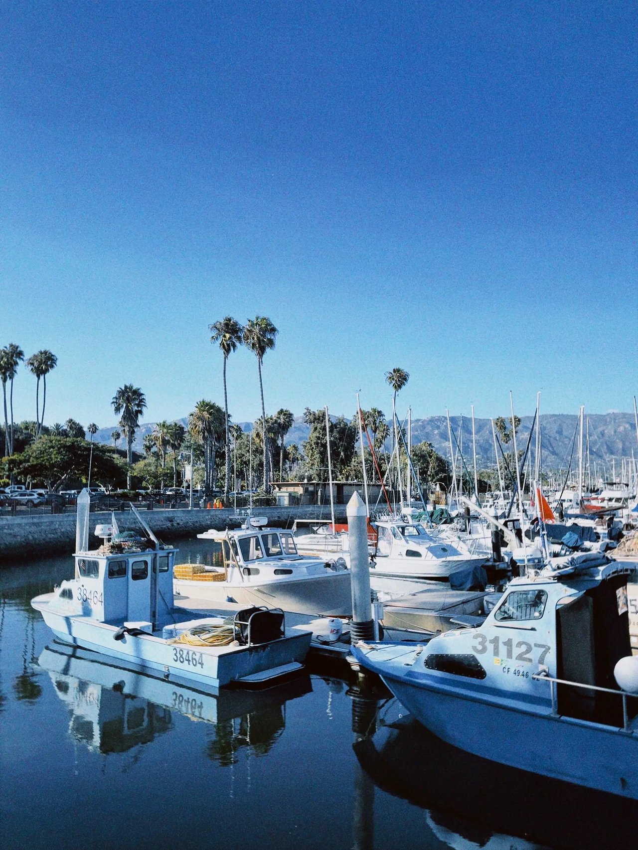 Szenischer Blick auf den Yachthafen, der die Küstenlage von Santa Barbara.