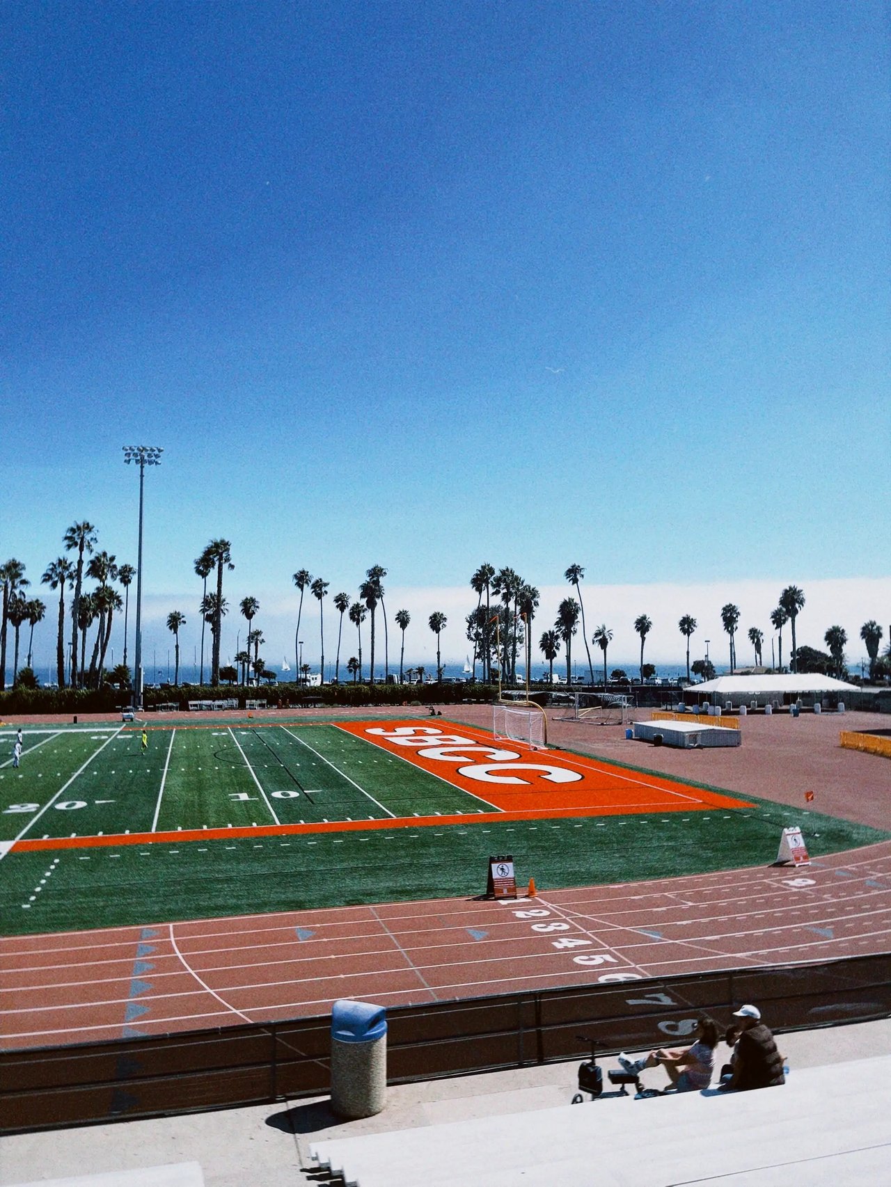Sportplatz der Santa Barbara City College mit Palmen im Hintergrund.