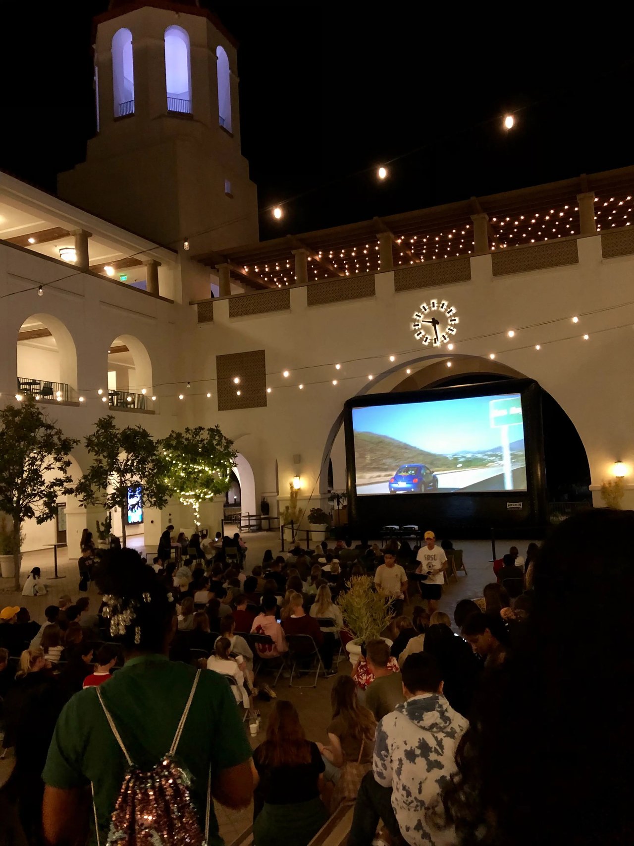 Abendveranstaltung im Innenhof der San Diego State University mit einer Leinwandprojektion und Lichterketten.