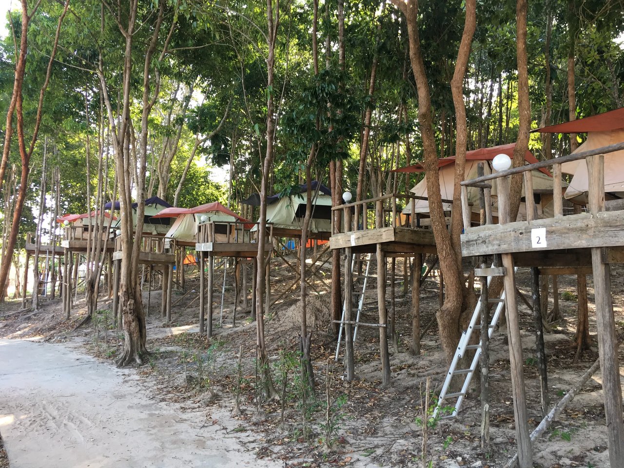 Baumhäuser auf Stelzen inmitten der Koh Rong Accomodation
