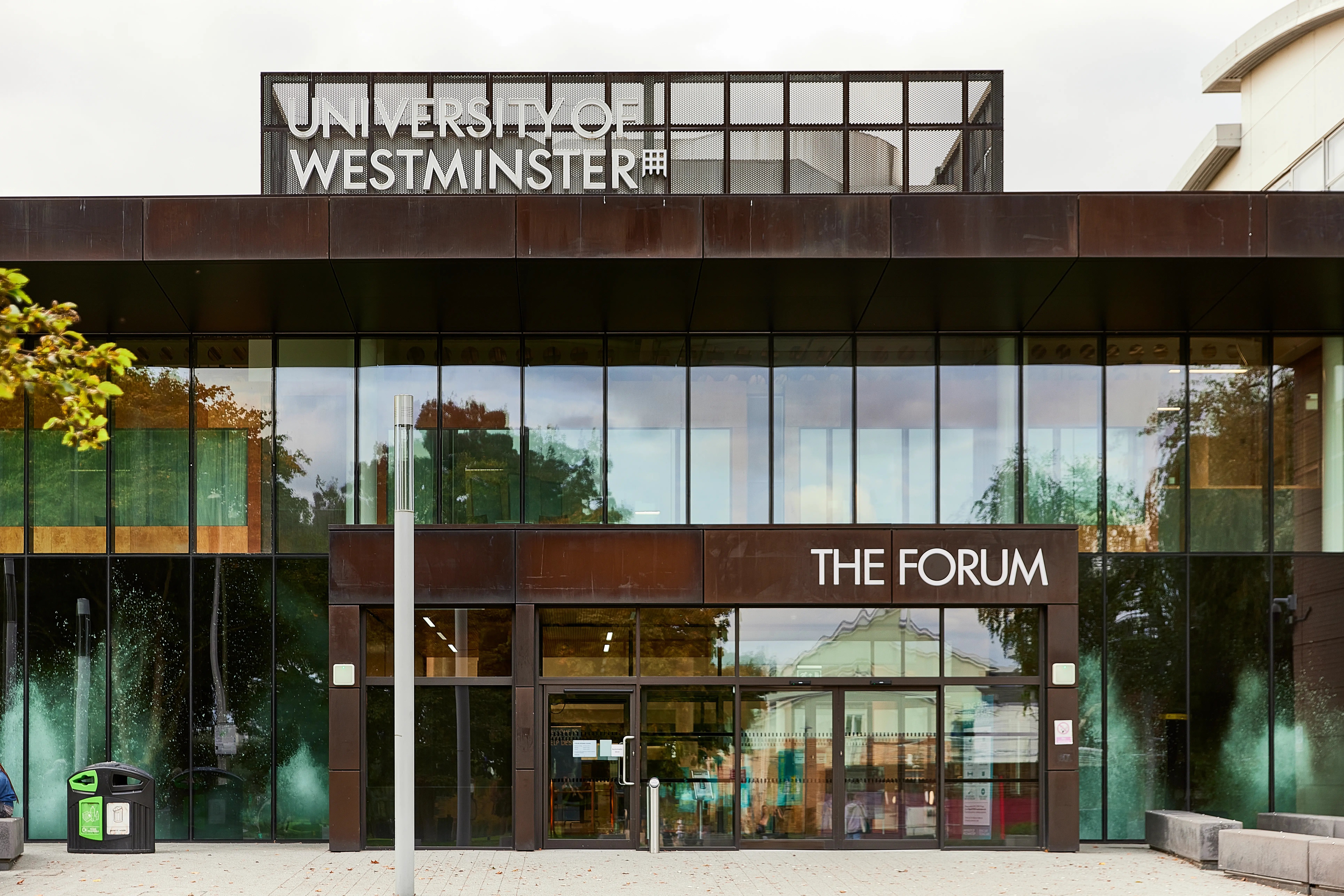 Das Hauptgebäude der University of Westminster in London mit Glasfassade: Harrow Campus 