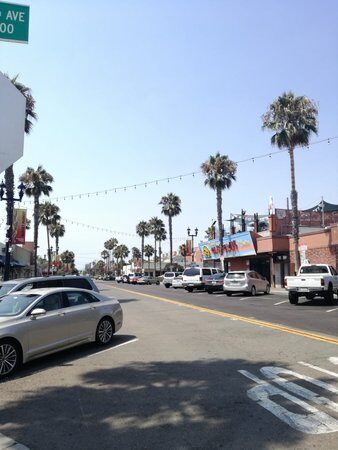 Lebendige Straßen mit Palmen in einer Stadt nahe der California State University San Marcos.