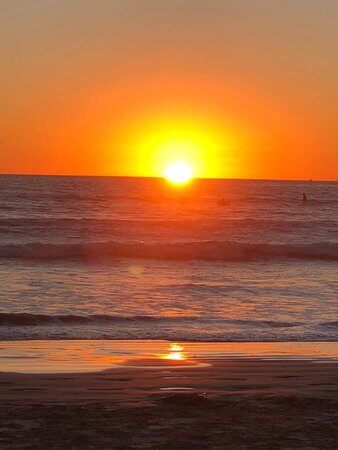 Atemberaubender Sonnenuntergang über dem Pazifik in Kalifornien.