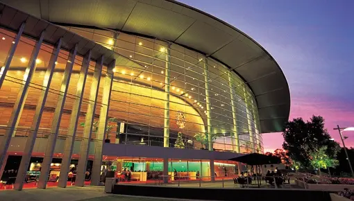 Architektonisch beeindruckendes Gebäude der University of South Australia bei Sonnenuntergang.