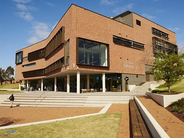 Campus der Western Sydney University mit Backsteingebäuden und Stufenbereich.